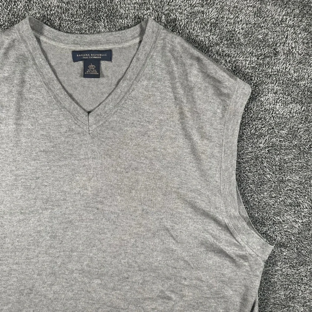 Banana Republic Sweater Vest Mens L Silk Cashmere Gray V-Neck Sleeveless Knit